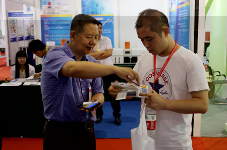 智云達總經(jīng)理桑黎川先生(左)與員工親切交談 智云達總經(jīng)理桑黎川先生(左)與員工親切交談